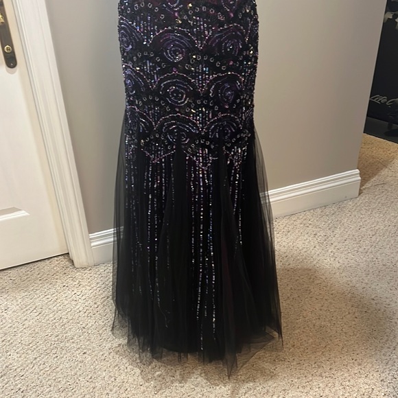 NWOT stunning long sequinned gown - Picture 5 of 6
